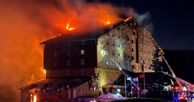 Al menos 66 muertos y 51 heridos en incendio en Turquía