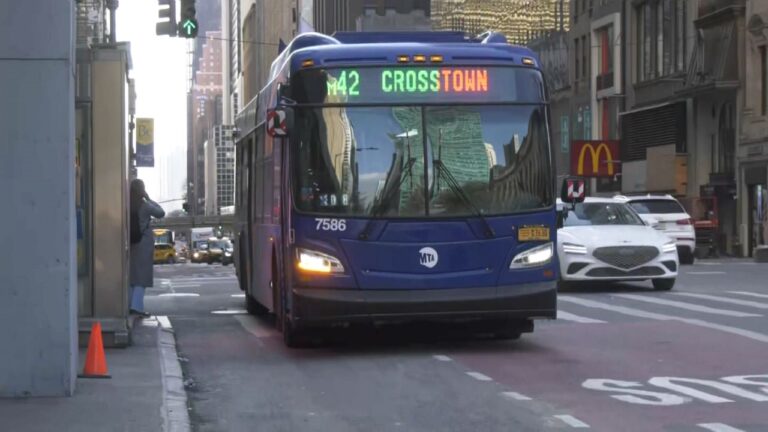 Proponen vías exclusivas para autobuses en la calle 42.