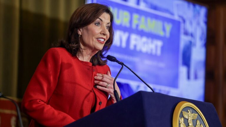 Hochul propone prohibir celulares en escuelas