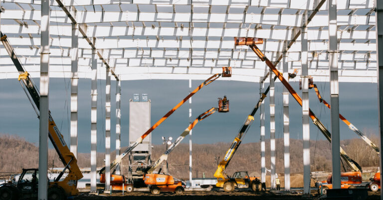 La energía limpia estaba levantando la fabricación. Ahora la inversión está en peligro.