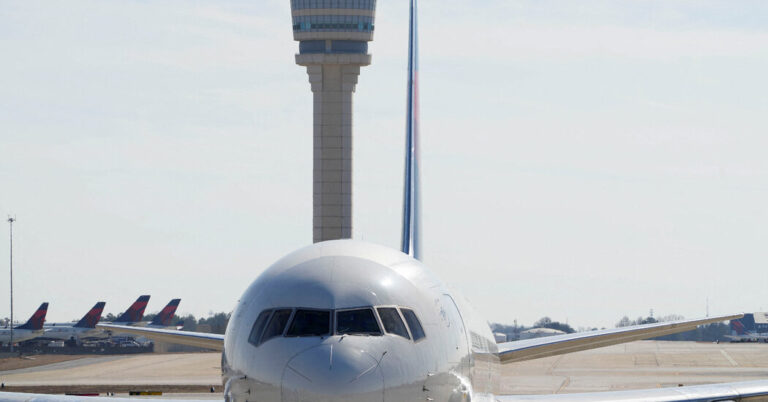 El principal sistema de advertencia de la FAA para los pilotos está abajo, dice el funcionario estadounidense