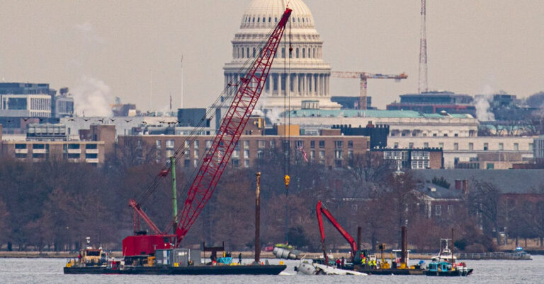 Las tripulaciones levantan los primeros restos del choque avión de DC fuera de Potomac