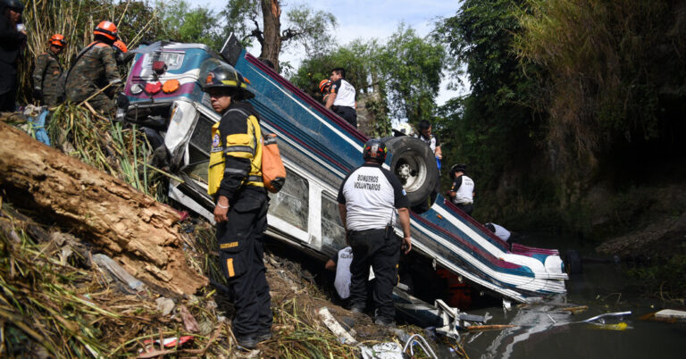 El autobús se zumba en el puente en la ciudad de Guatemala, matando al menos 53