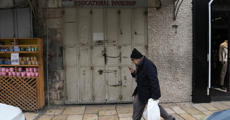 Policía israelí Raid dos librerías palestinas en Jerusalén Este