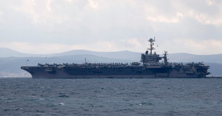 USS Harry S. Truman Carrier choca con un barco comercial frente a Egipto