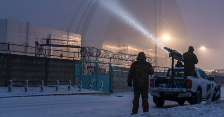 Muy por encima de Chernobyl, los trabajadores lidian con hielo, fuego y miedos nucleares