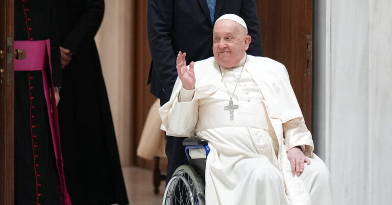 El Papa Francisco puso a la iglesia por encima de su salud, dicen los observadores del Vaticano