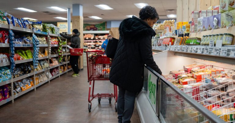 Los estadounidenses se preparan para la inflación a medida que los aranceles de Trump comienzan a entrar en vigencia