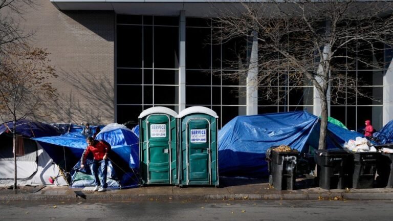Boletín Matinal: Gobierno Trump Demanda A Chicago en Nueva Ofensiva contra Ciudades Santuario