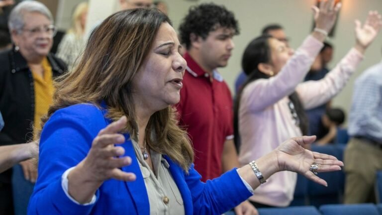 Boletín Matinal: Grupos Religiosos Demandan A Gobierno Trump por envío de Agente de Inmigración A Templos