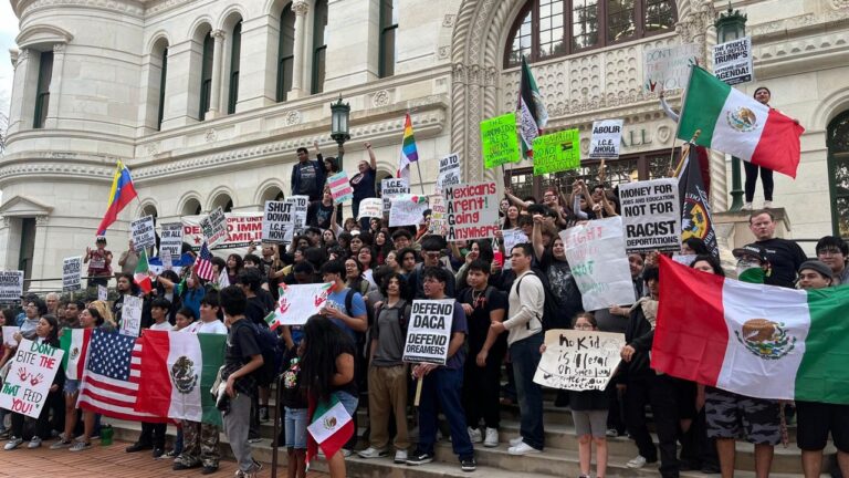 Estudiantes Secundaria TX Protestan Contra Deportaciones