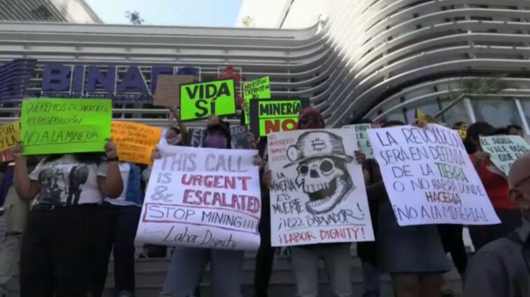 Activistas Salvadoreños Protestan Contra La Ley de Minería