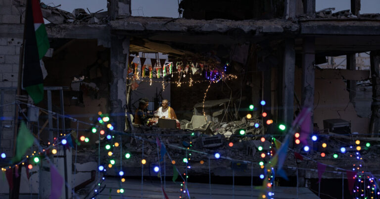 Los gazanes marcan un sombrero de Ramadán en medio de los escombros