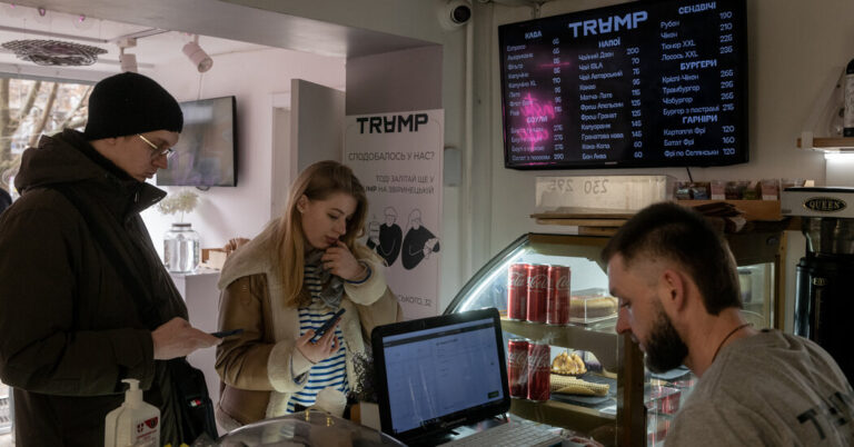 En el café temático Trump de Ucrania, los clientes exigen un cambio de nombre