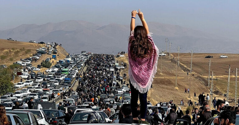 Cantó en elogio de que las mujeres expongan su cabello. Irán lo azotó.