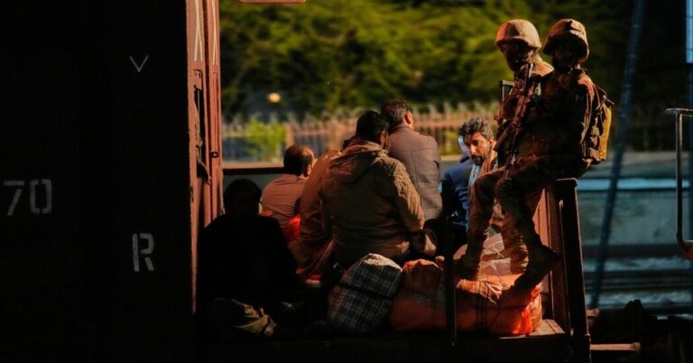 Los separatistas todavía tienen a cientos de rehenes en el enfrentamiento del tren de Pakistán