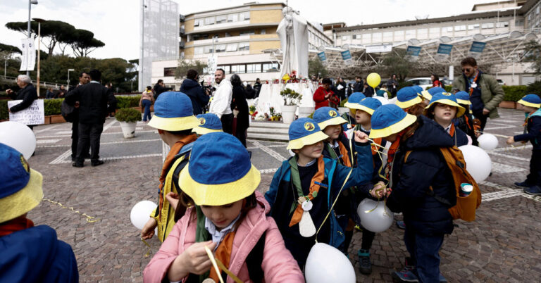 Los niños intentan animar al Papa Francisco durante su estadía en el hospital