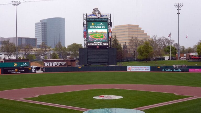 Soporte de respaldo en Standby for Park compartido por A's, Triple-A Club de Giants