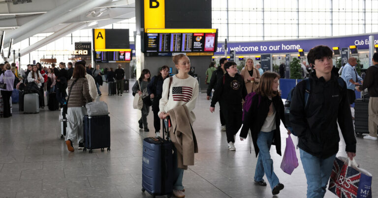 Las interrupciones de los viajes persisten cuando los vuelos se reanudan en Heathrow de Londres