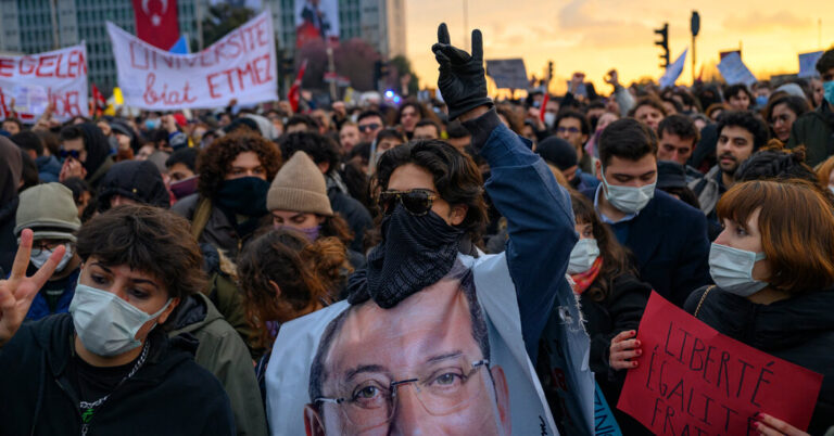 En Turquía, los críticos de Erdogan ven la erosión de la democracia después de la detención del alcalde de Estambul