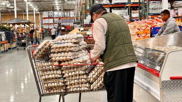 Precio de los huevos rompe récords antes de la Pascua