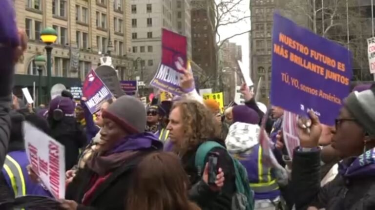 Manifestantes neoyorquinos exigen acabar con despidos