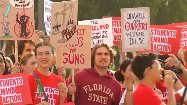 Estudiantes Universidad Estatal de Florida Marchan