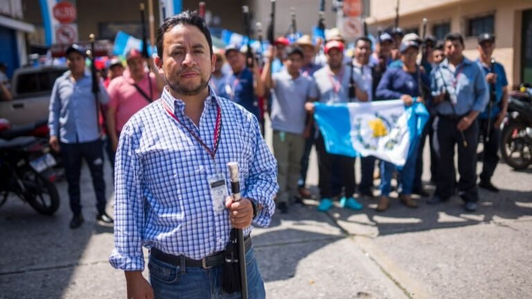 Indímenas Bloqueas Carreteras en Protesta