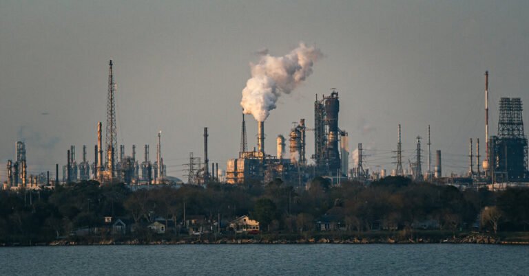 Exxon y Chevron informan ganancias más bajas mientras buscan tarifas
