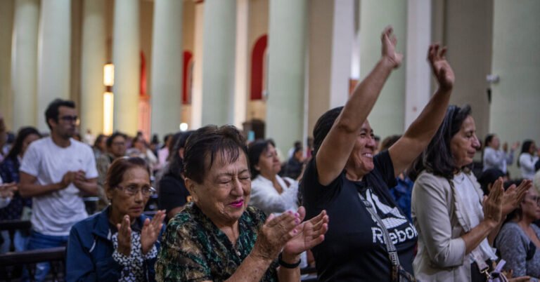 Los católicos mundiales ven al primer papa estadounidense como apenas americano