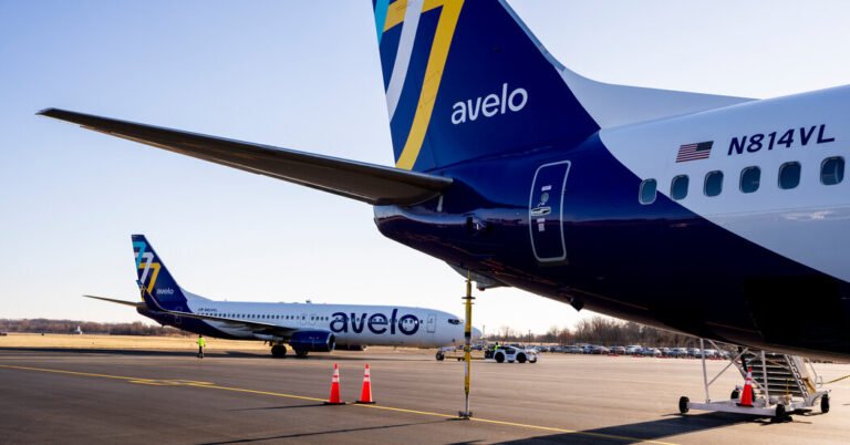 Avelo Airlines enfrenta una reacción violenta para ayudar a la campaña de deportación de Trump