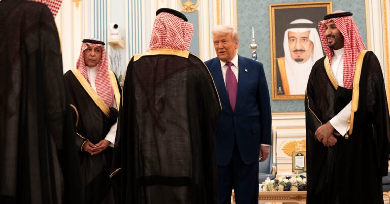 El presidente Trump recibe una lujosa bienvenida en Arabia Saudita para la visita de Medio Oriente: Actualizaciones en vivo