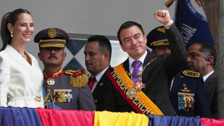 Novoa juramenta para un segundo mandato en ecuator