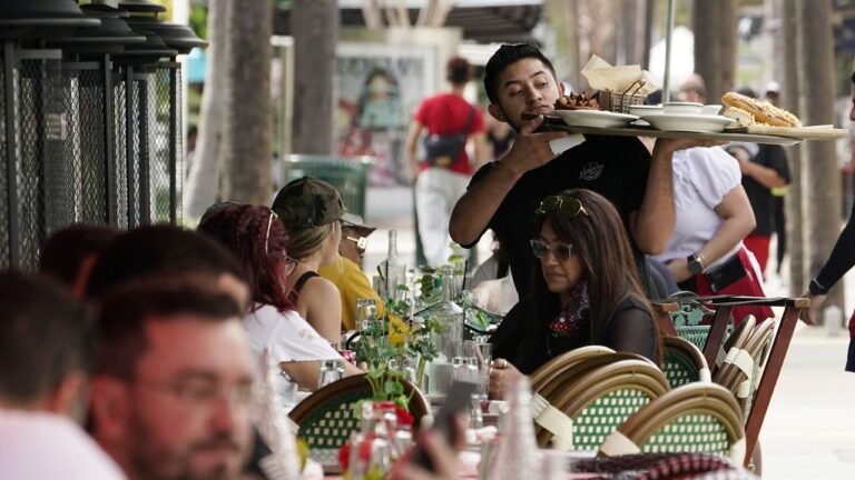 Apueban ley bipartidista para eliminar impuestos en propinas
