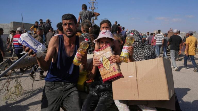 Palestinos Desesperados Se Abren en Busca de Comida