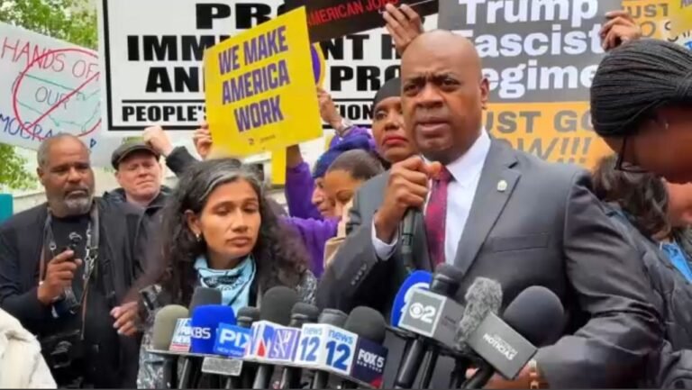 El Alcalde de Newark Comparece Ante El Tribunal Federal