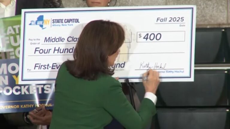 Hochul Promociona Su Check de Reembolso por inferior