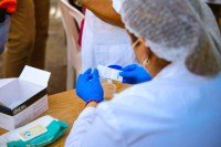 Intrant realizando pruebas antidoping a dos manos – Remolacha