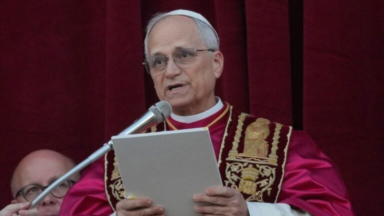 Fieles en San Patricio Ven Con Buenos Ojos al Papa León XIV