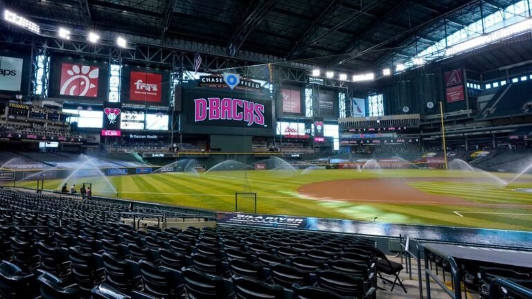 La gobernadora Katie Hobbs firma las actualizaciones para el campo de persecución de D-Backs