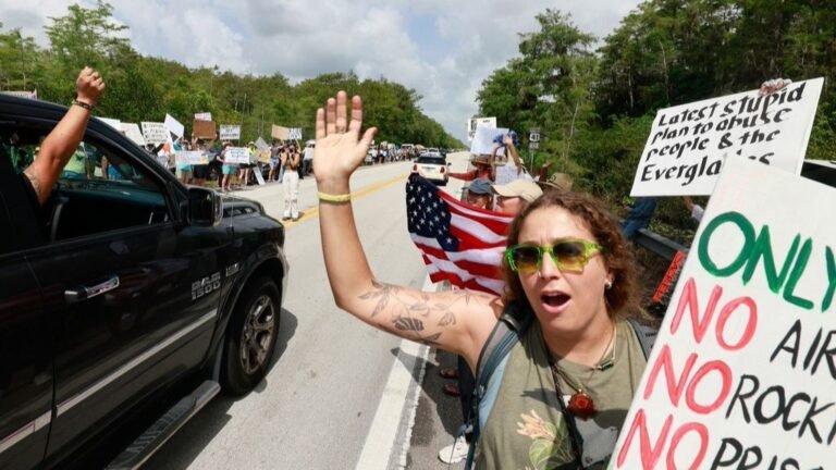 Carretera hinchada en protesta Centro Detención Inmigrantes