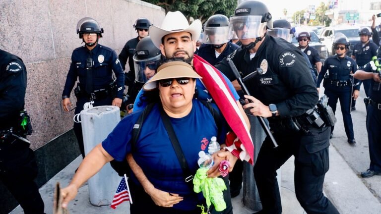 Alcaldesa de los Ángeles Levanta El Toque de Queda