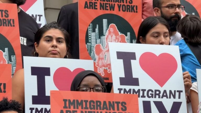 Demandan que Alcalde de Más fondos ayuda inmigrantes legales