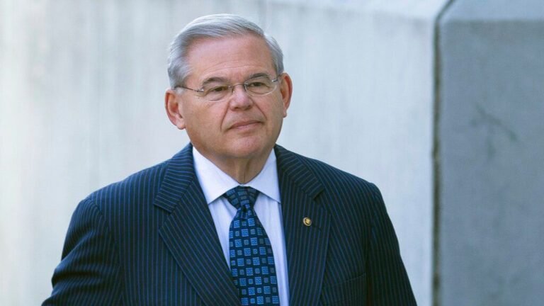 Bob Menéndez Llega A Prisión para Cumplir Su Condena