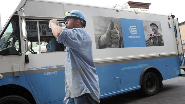 Lola de calor deja sin electricidad a millas en Queens
