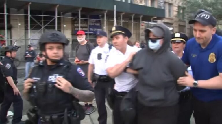 Decenas de arrestados tras protestas contra hielo en ny