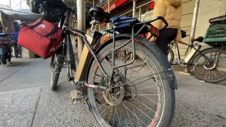 Adams propone límite de 15 mph para e-bicicletas y similares