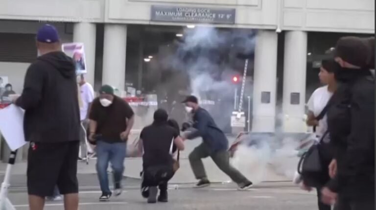 Enfentamientos con la Policía Tras Decenas de arrestos