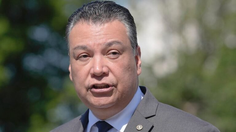 Senador Demócrata Dice ‘Es Hora de Adestar’ Contra Trump