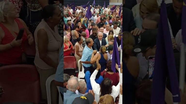 Multitud recibe a #DaniloMedina en #Dajabon